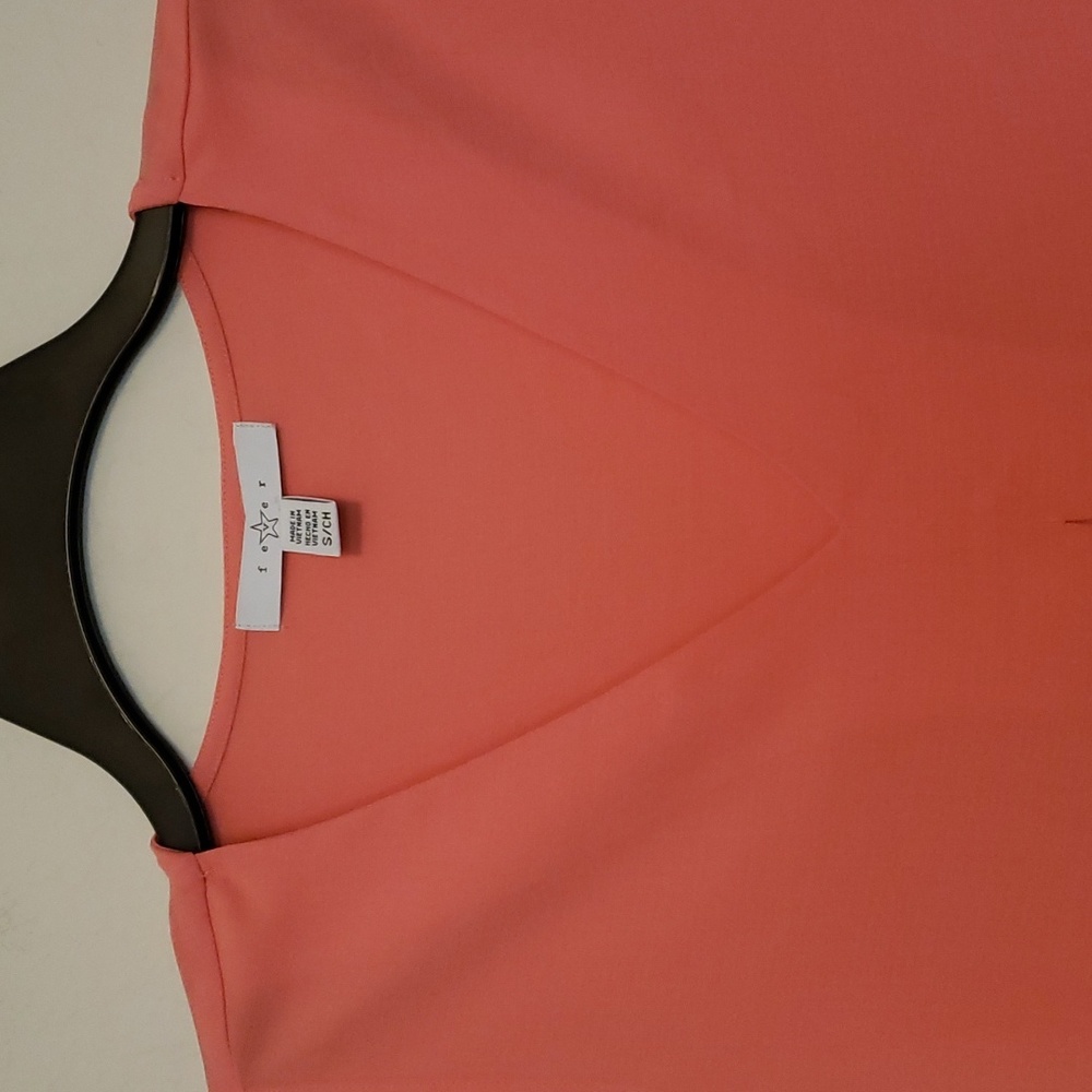 Fever coral flowy front pleat top. Loose fit tank front V Neck high/low style - Picture 2 of 7